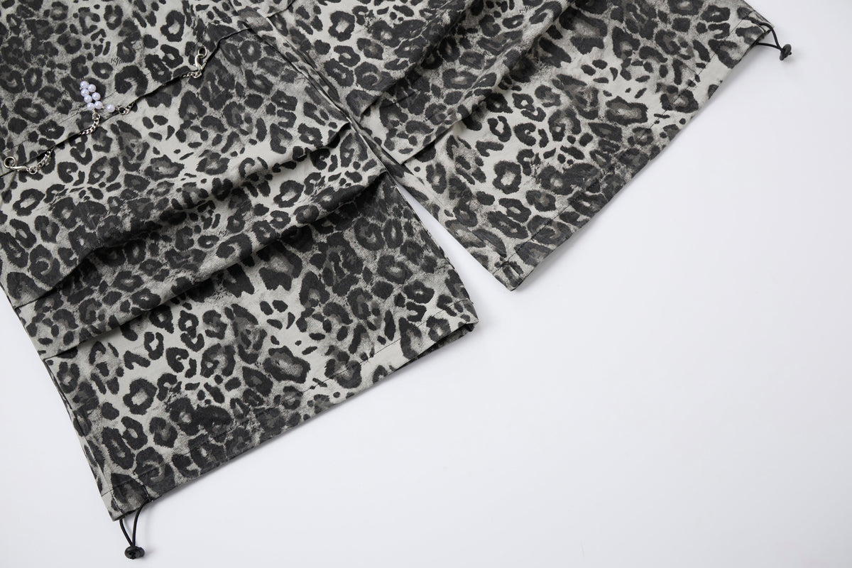 Wild Instinct Women’s Leopard Print Cargo Pants – Baggy Wide-Leg Streetwear Pants with Zipper Pockets and Chain Details