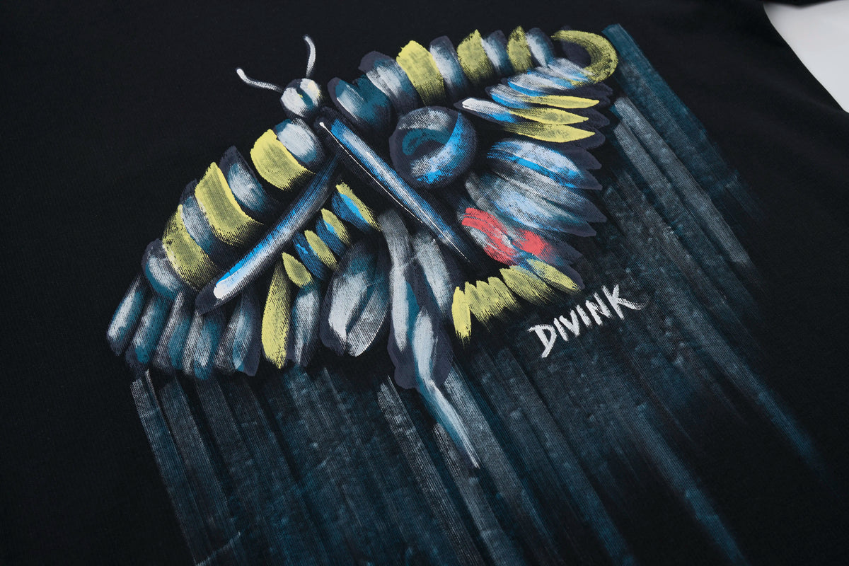 DIVINK Wingform Graphic Tee – Abstract Insect Art Oversized T-Shirt