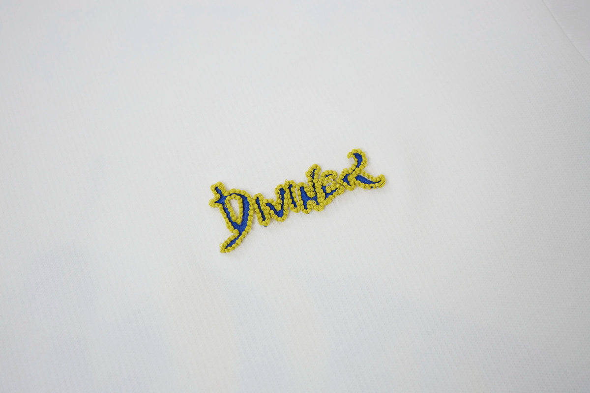 DIVINK Wingform Graphic Tee – Abstract Insect Art Oversized T-Shirt