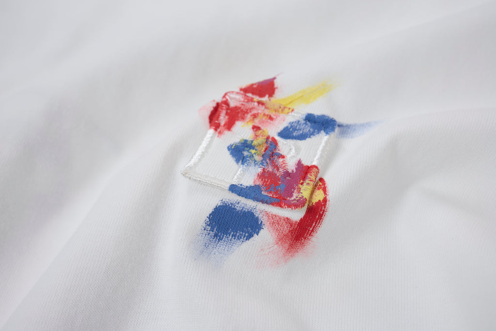 Women’s Minimalist White T-Shirt with Colorful Mini Graphic, Crew Neck Short Sleeve Casual Tee, Relaxed Fit Streetwear Top for Summer Everyday Outfits